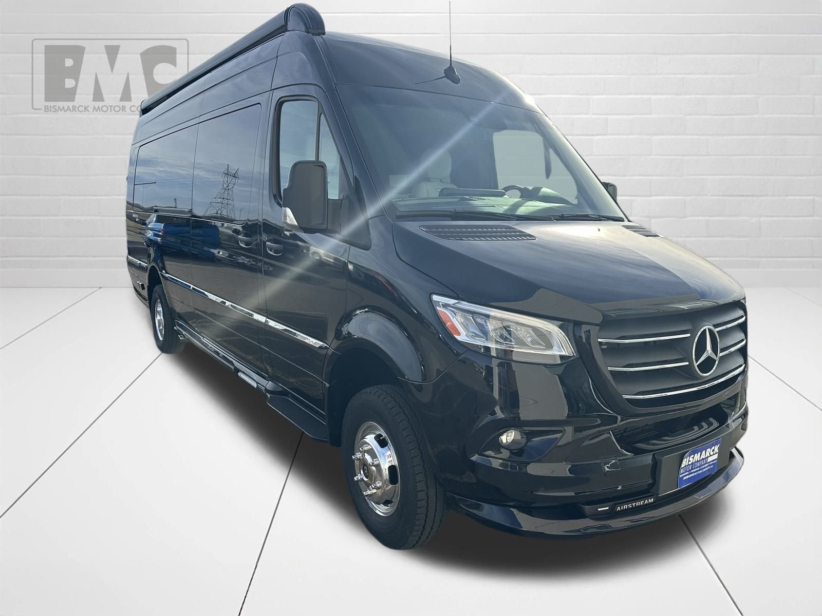 Used 2022  Mercedes-Benz 24GL 4X4 image 3