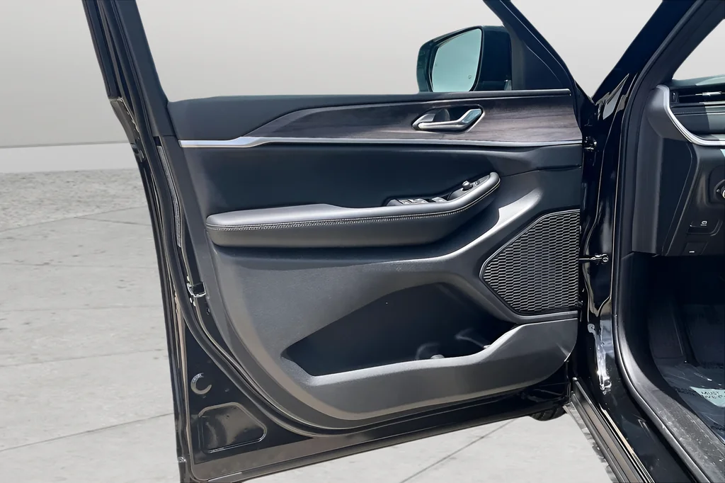 New 2026 Diamond Black Crystal Pearlcoat Jeep Altitude image 14
