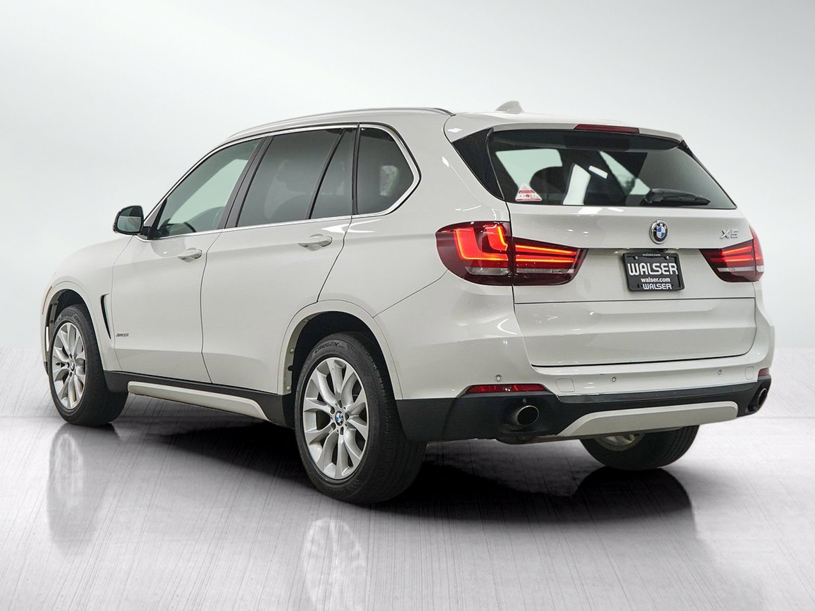 Used 2015 Alpine White BMW AWD 4dr xDrive35i image 3