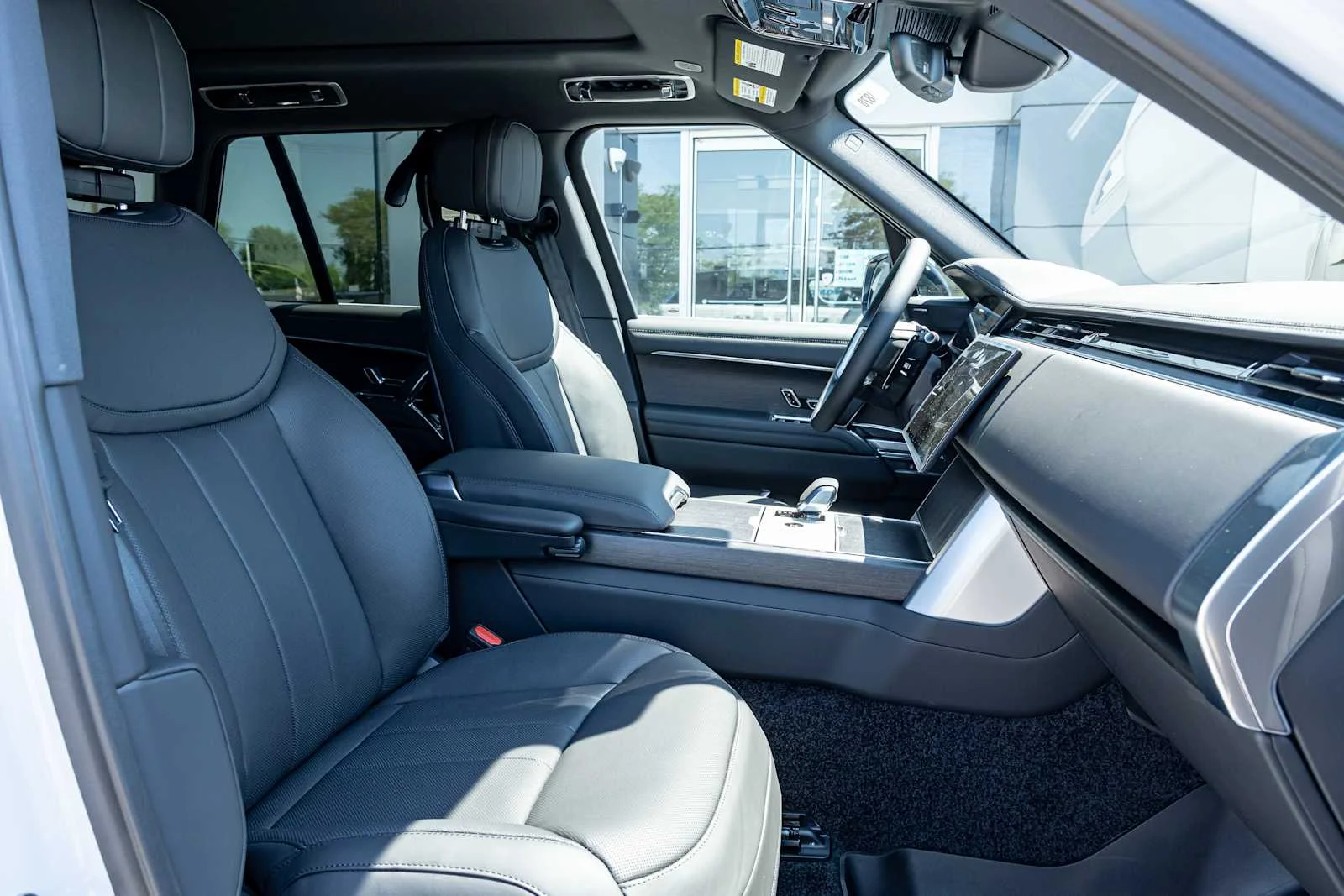 New 2026 Fuji White Land Rover SE image 3