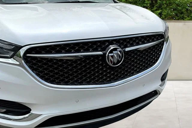 Used 2018 White Frost Tricoat Buick Avenir image 34
