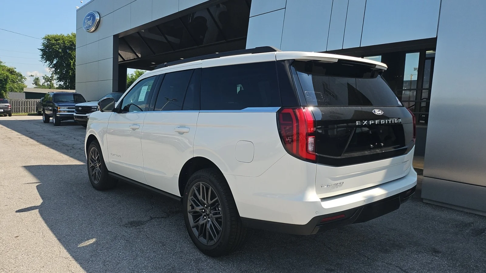New 2027 Star White Metallic Tri-Coat Ford Platinum 4WD image 3