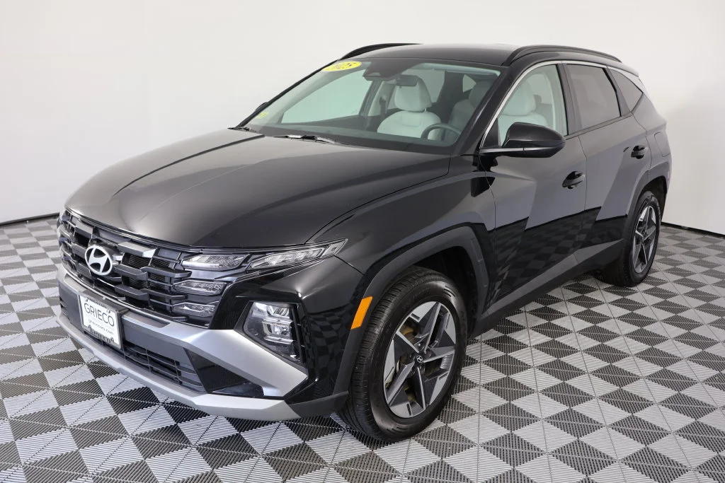 Used 2025 Phantom Black Hyundai SEL image 4
