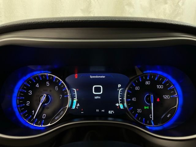 New 2027 Bright White Clear-Coat Exterior Paint Chrysler Limited image 15