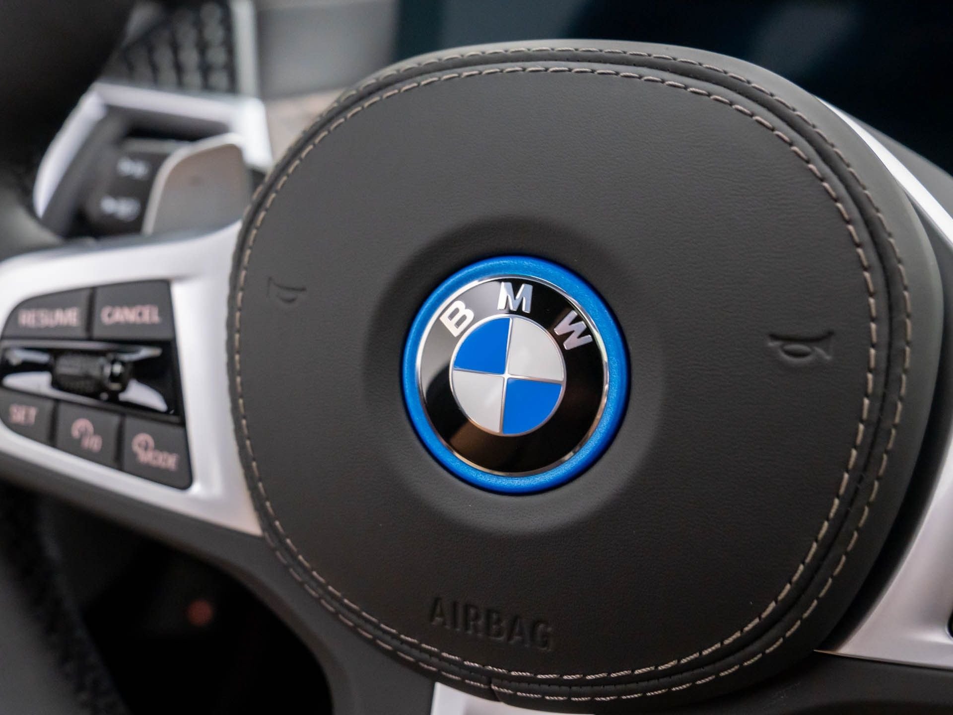 New 2026 Manhattan Green Metallic BMW xDrive50e image 22