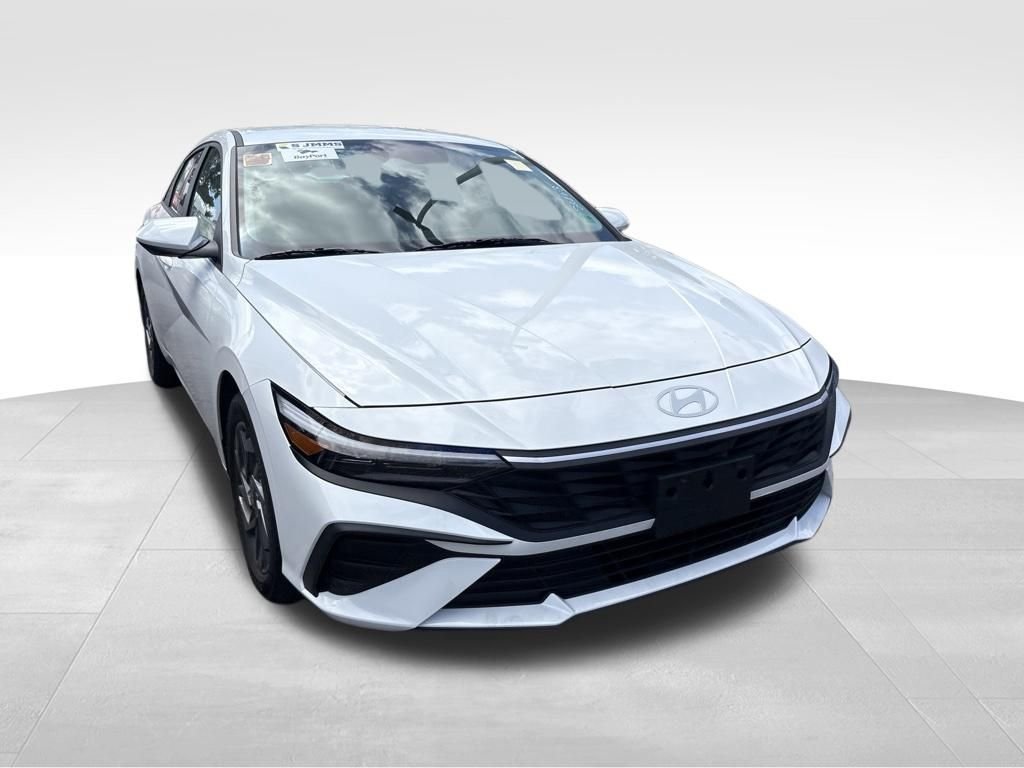 Used 2024 White Hyundai SEL image 8