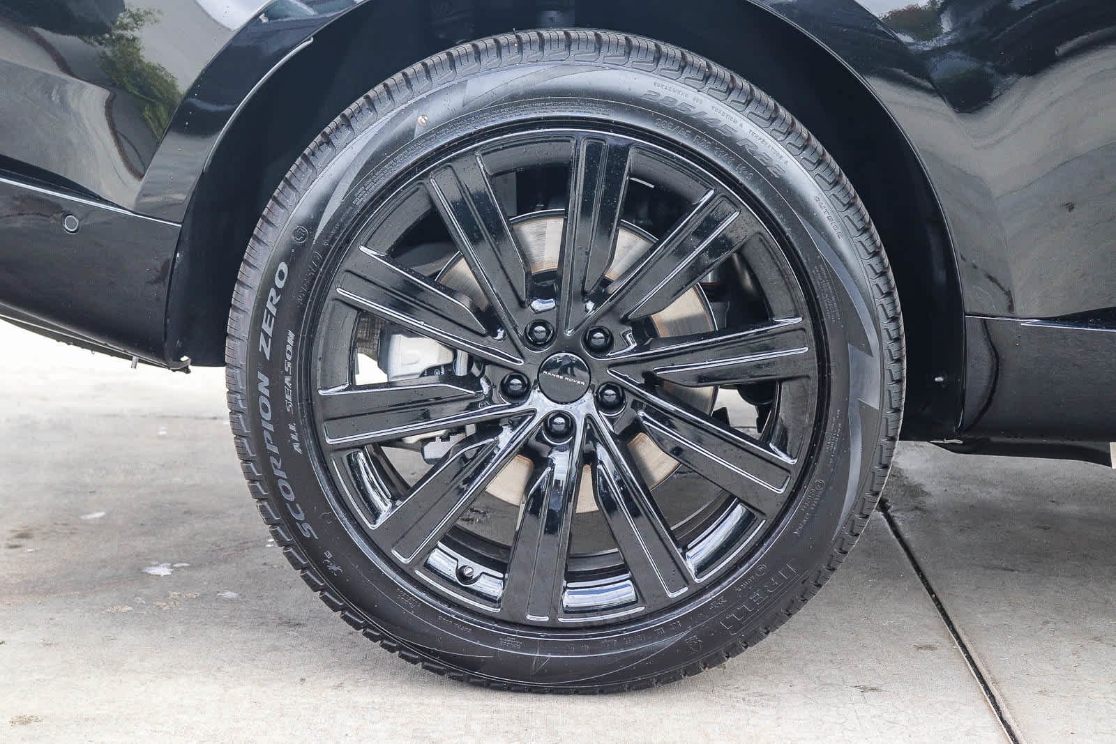New 2026 Santorini Black Land Rover SE image 7