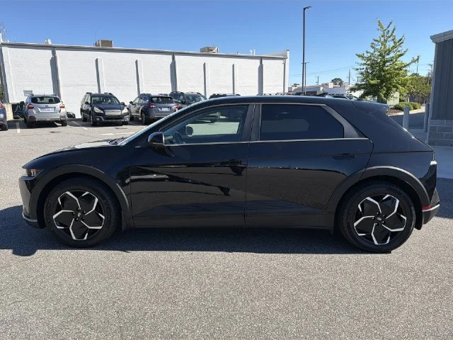 Used 2023 Black Hyundai SE image 10
