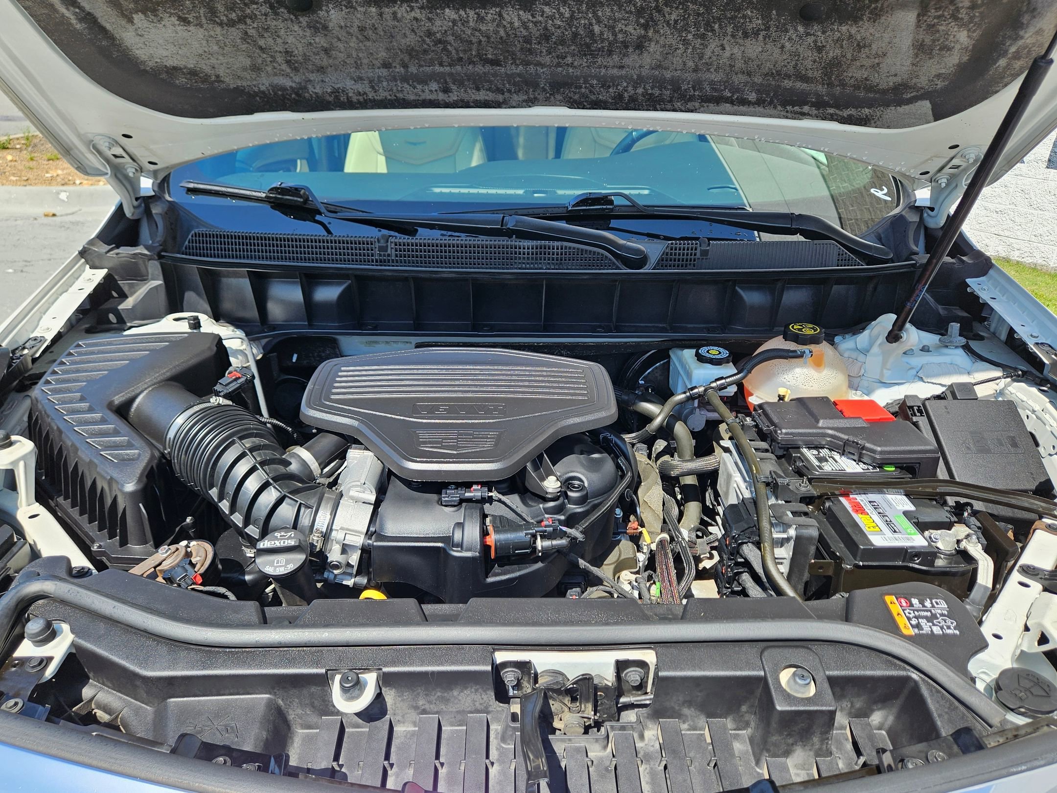 Used 2019 Crystal White Tricoat Cadillac Luxury FWD image 31