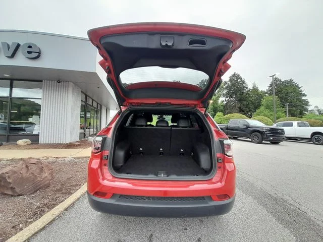 Used 2024  Jeep Latitude image 49