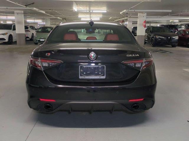 New 2025 Vulcano Black Metallic Exterior Paint Alfa Romeo  image 6