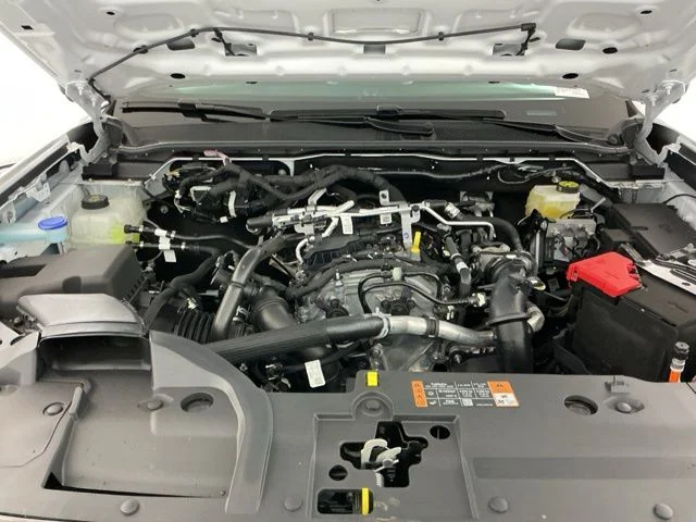 New 2025 Oxford White Ford XLT image 29