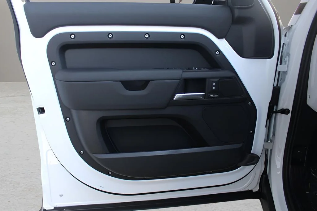 2025 Land Rover Defender X-Dynamic SE - Photo 10
