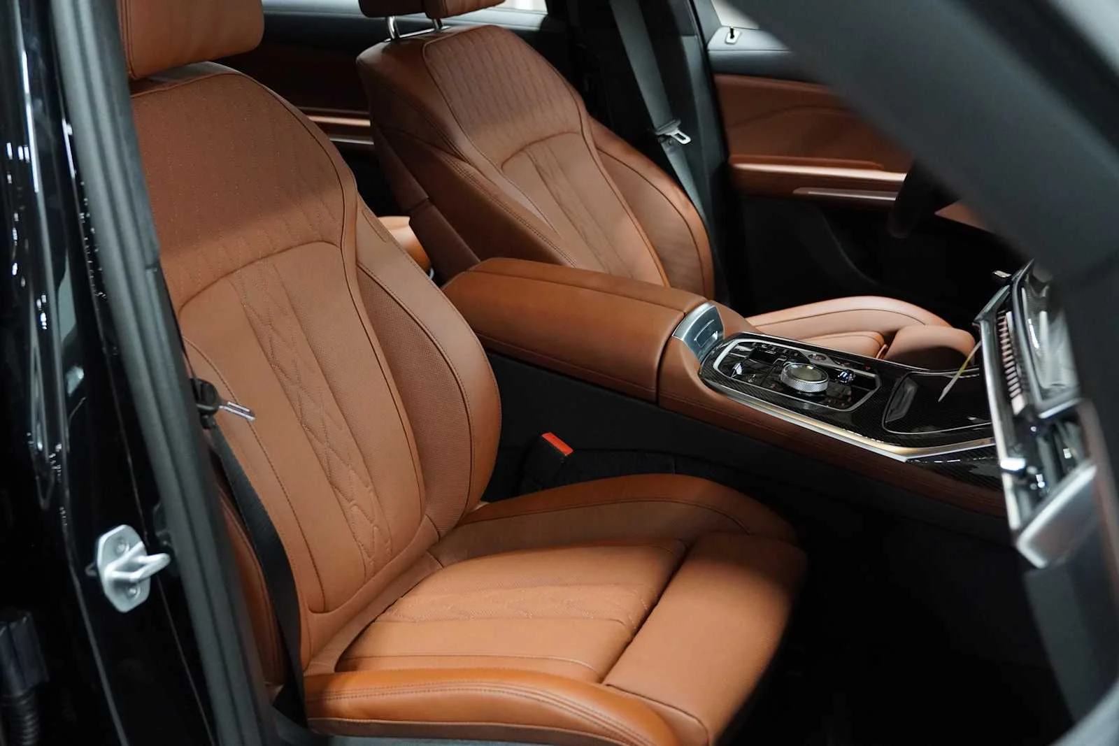 New 2027 Black Sapphire Metallic BMW M60i image 9