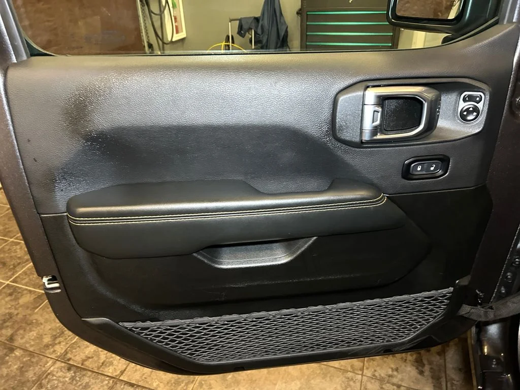 Used 2025 Crystal Metallic Jeep Sahara image 22