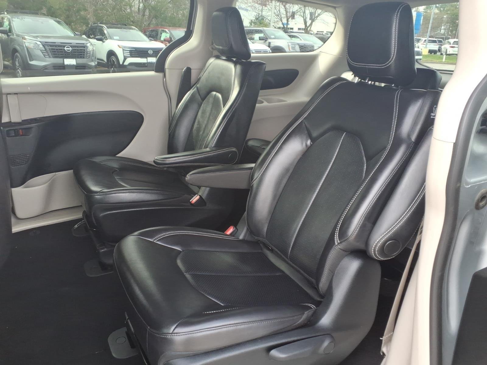 Used 2023 Silver Mist Clearcoat Chrysler Hybrid Touring L image 34