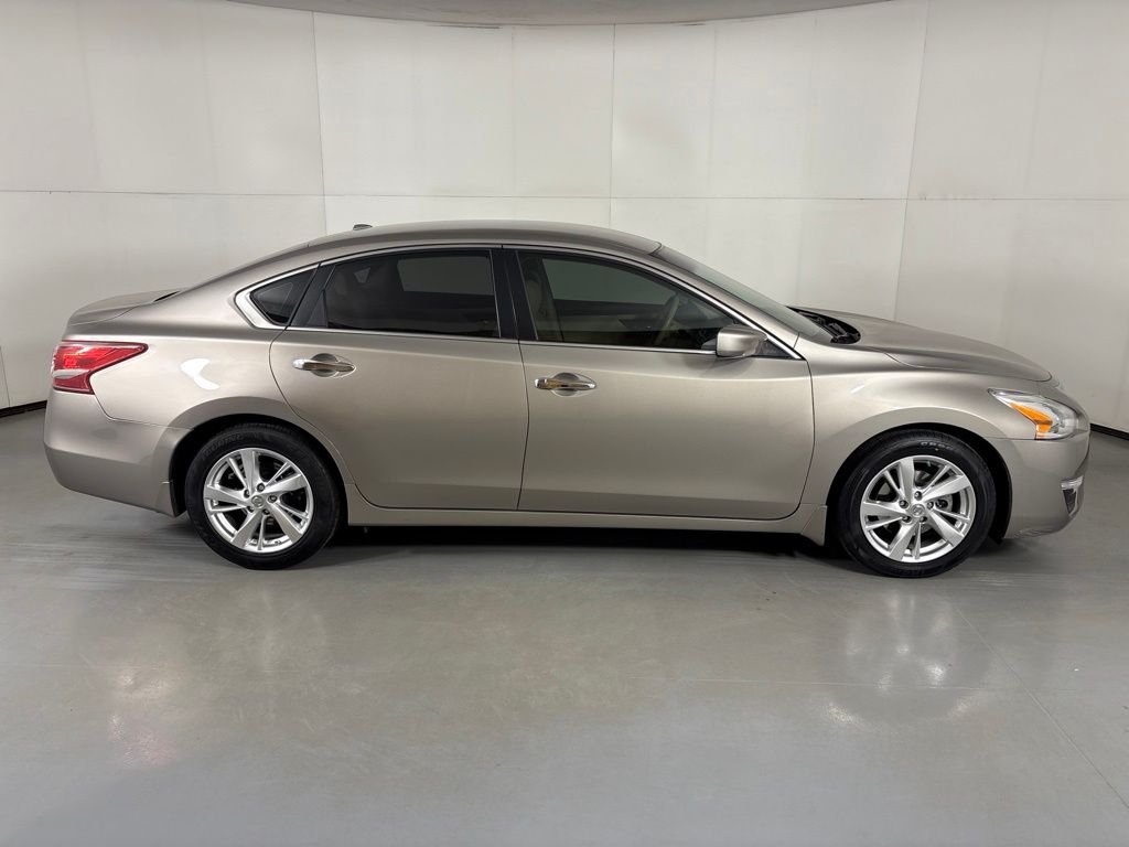 Used 2013 Beige Nissan 2.5 SV image 9