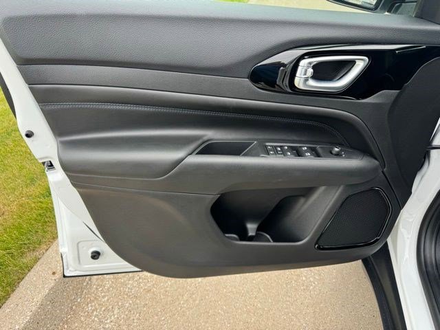 New 2026 Bright White Clear-Coat Exterior Paint Jeep Latitude image 7