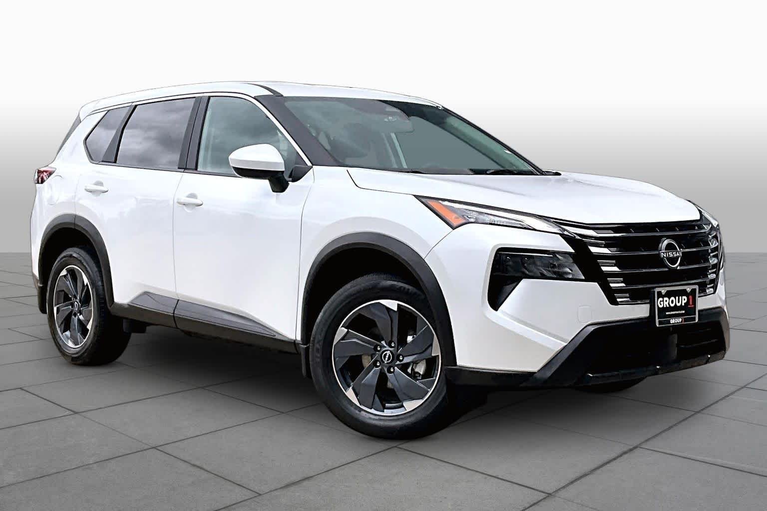 Used 2026 Everest White Pearl Tricoat Nissan SV image 3