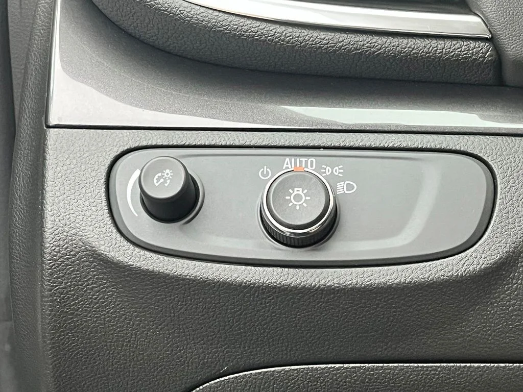 Used 2022 White Buick Preferred image 24