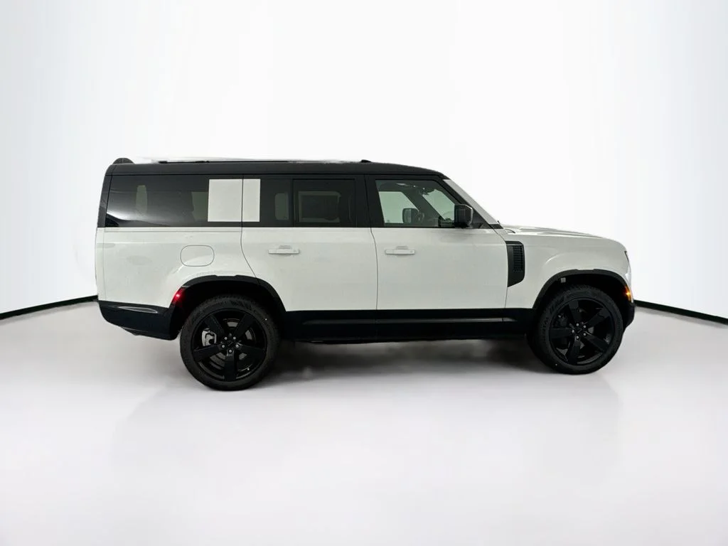 New 2026 White Land Rover X-Dynamic SE image 4