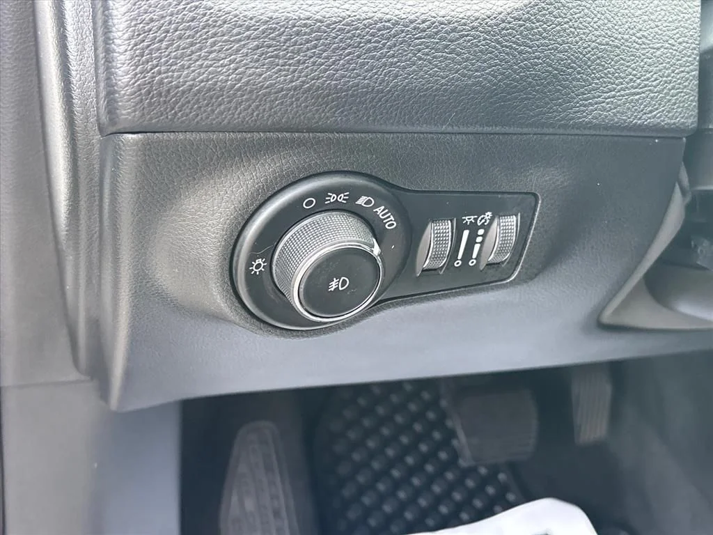 Used 2018 White Clearcoat Jeep Limited image 26