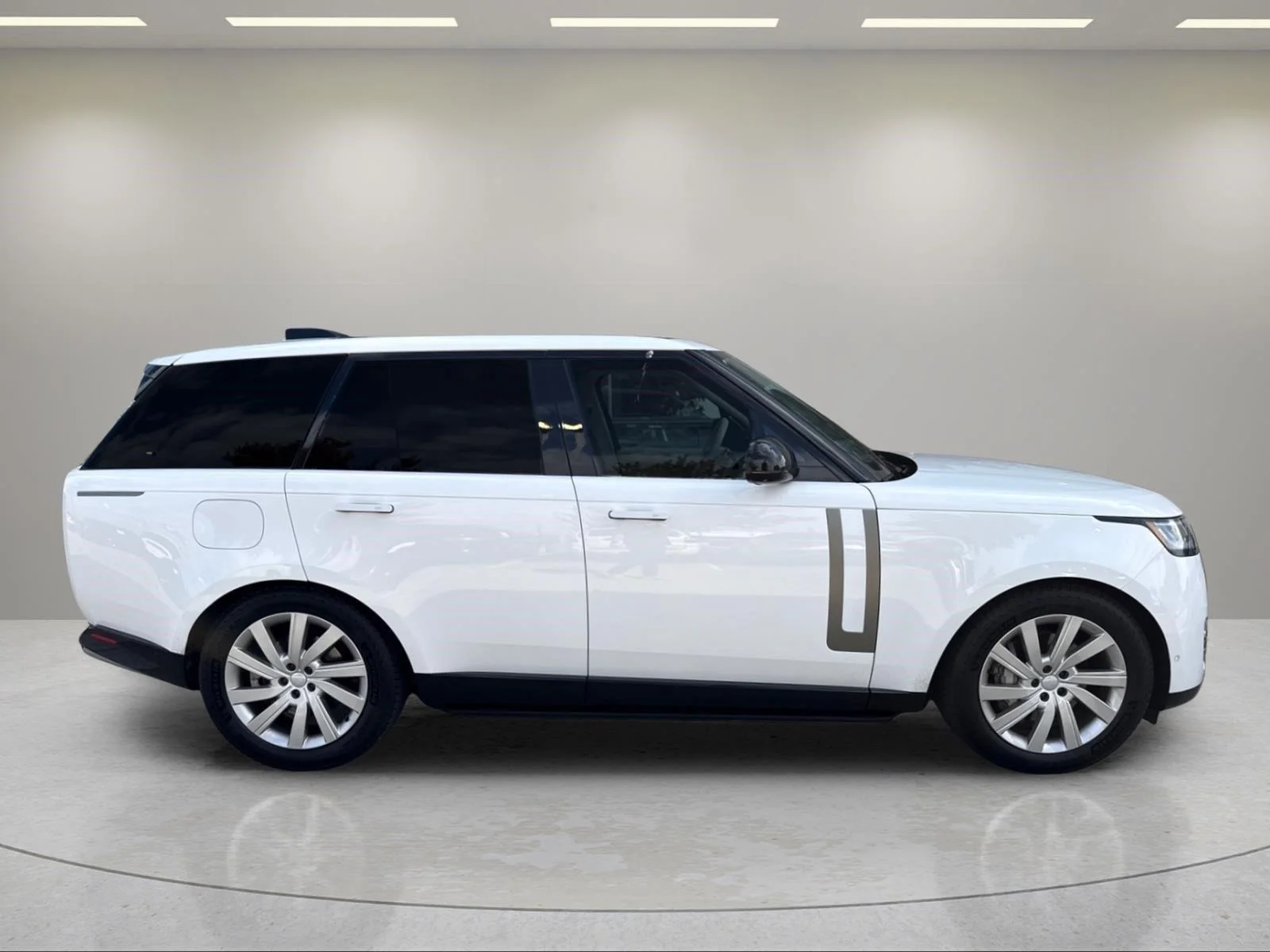 Used 2024 Fuji White Land Rover SE image 18