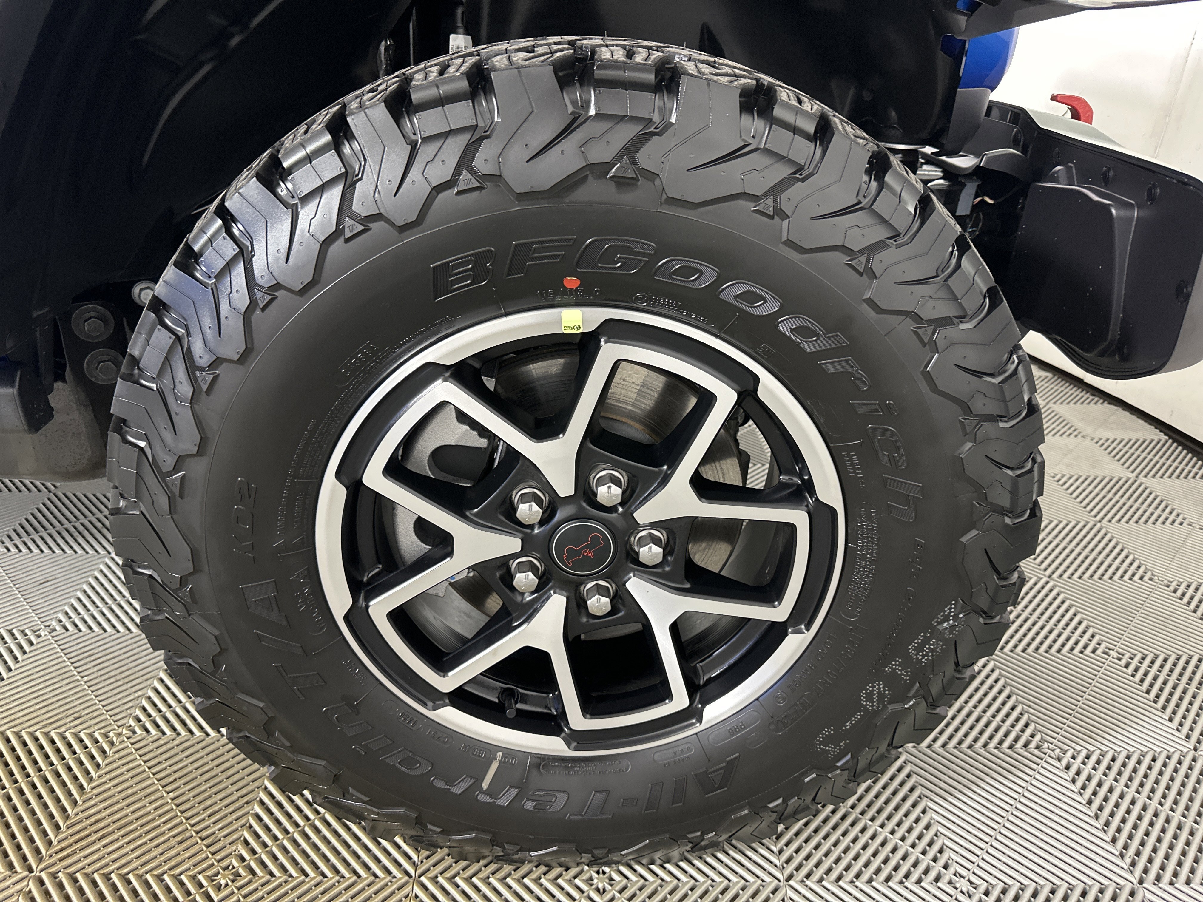 New 2026 Hydro Blue Pearl-Coat Exterior Paint Jeep Rubicon image 28