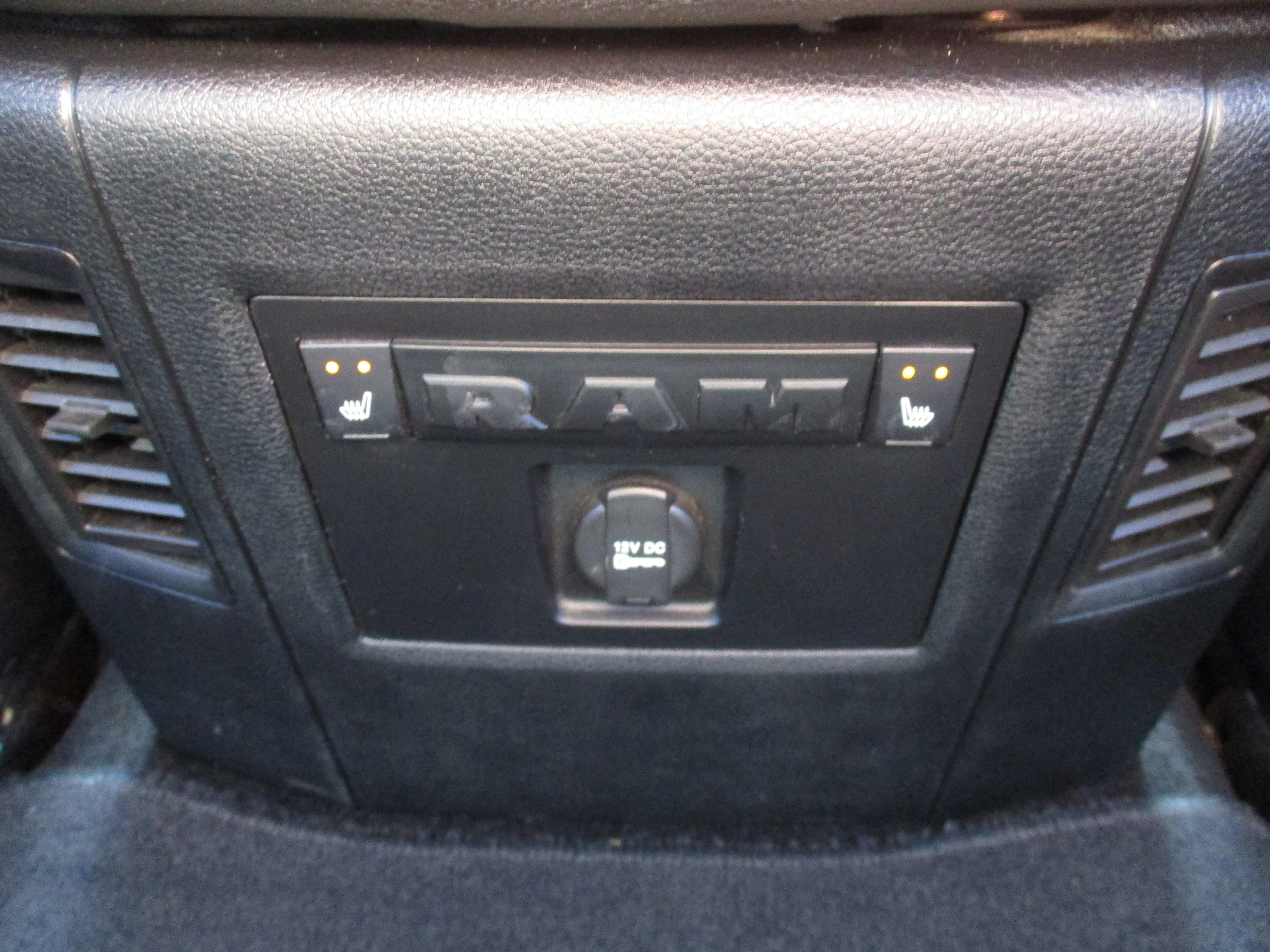 Used 2016 Brilliant Black Crystal Pearlcoat Ram Laramie image 39
