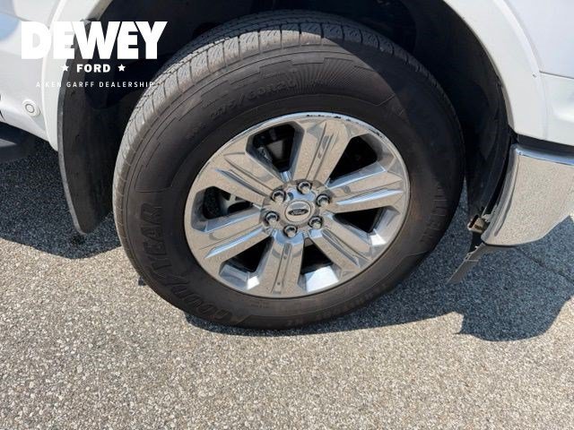 Used 2019 White Platinum Clearcoat Metallic Ford LARIAT image 29