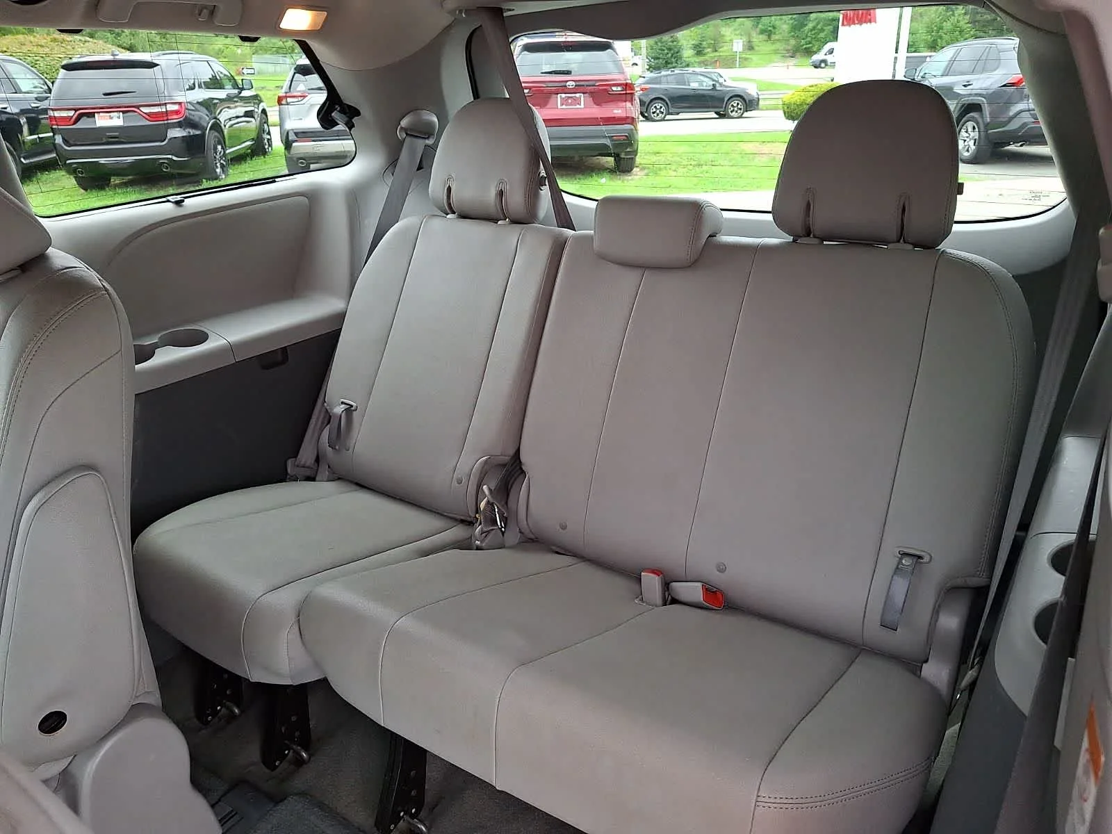 Used 2016 Predawn Gray Mica Toyota XLE Premium image 12