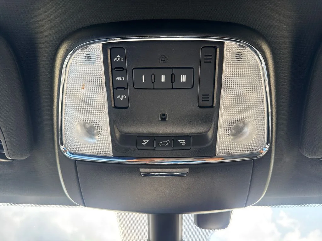Used 2020 Diamond Black Jeep Limited image 27