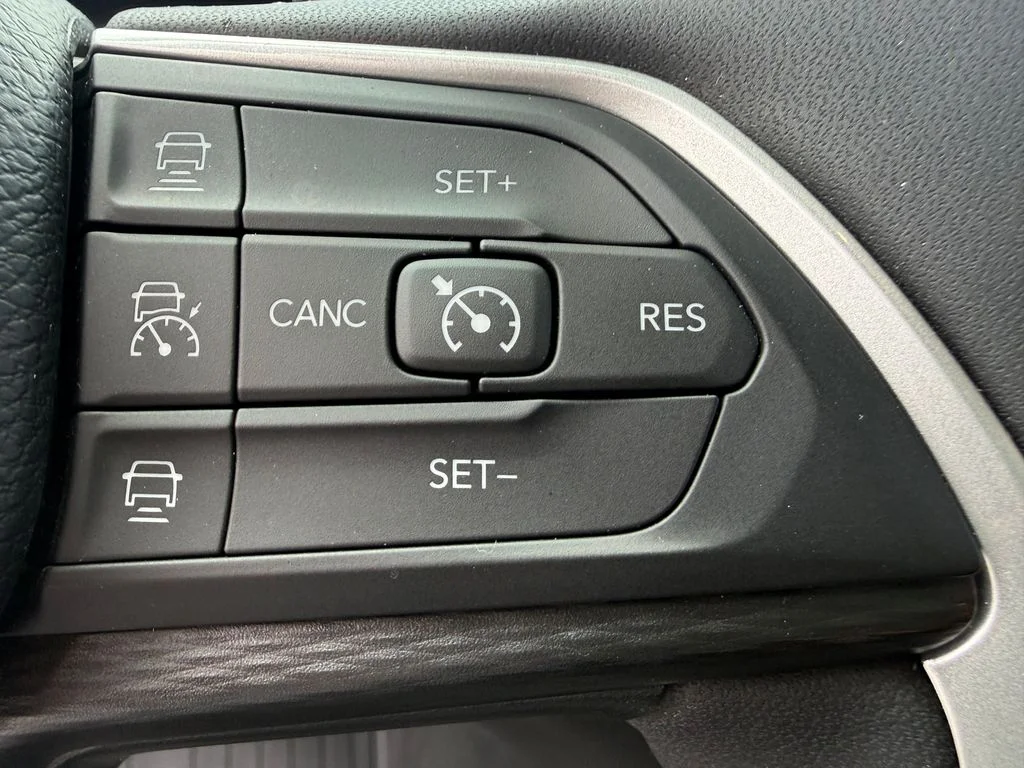 Used 2023 Black Jeep Altitude image 17