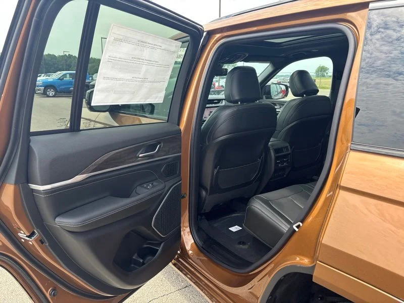 New 2026 Copper Shino Metallic Clear-Coat Exterior Paint Jeep Limited Reserve image 12