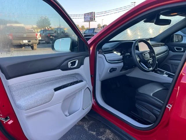 Used 2024  Jeep Latitude image 6