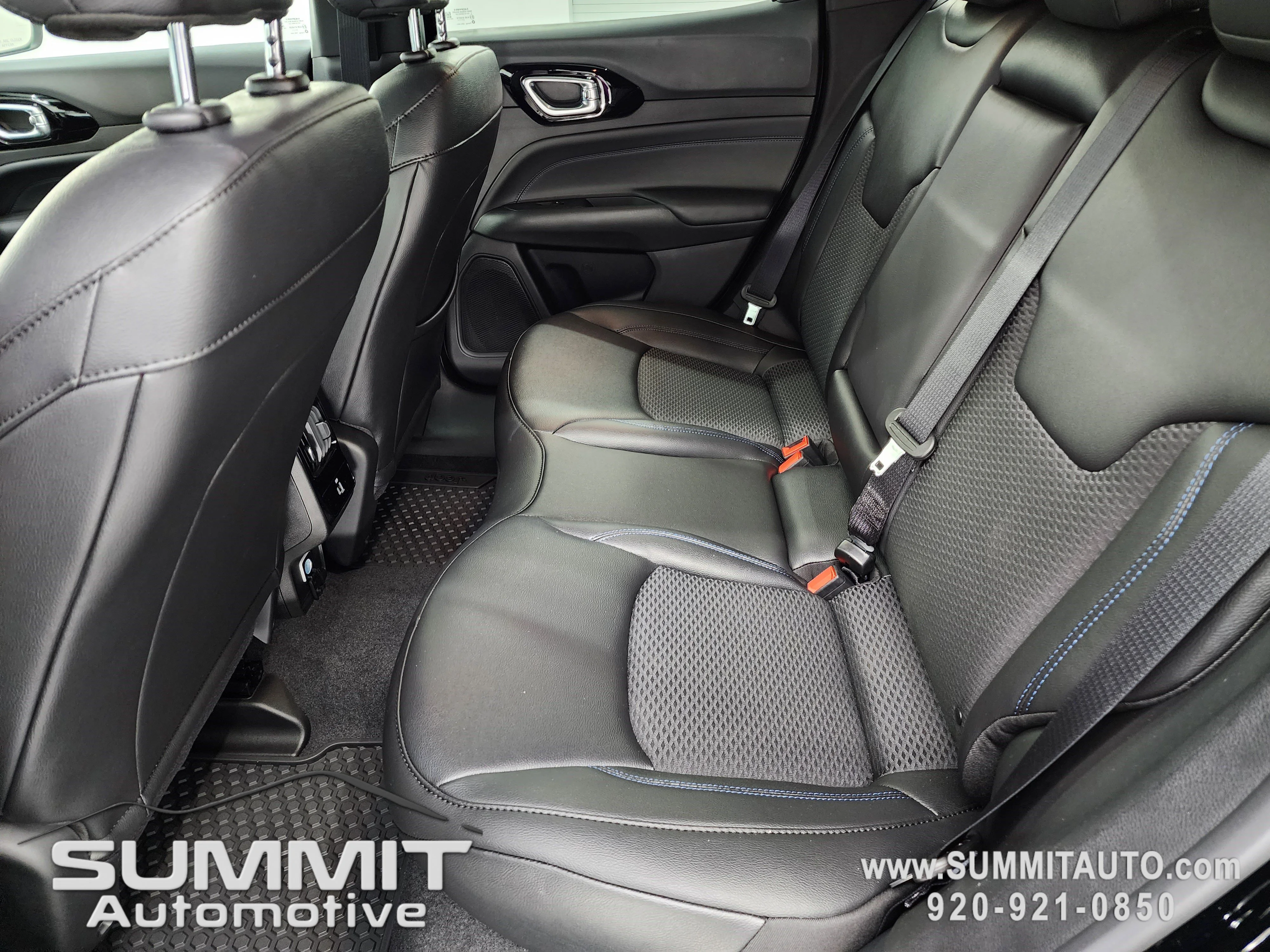 New 2026 Diamond Black Crystal Pearlcoat Jeep Latitude image 38