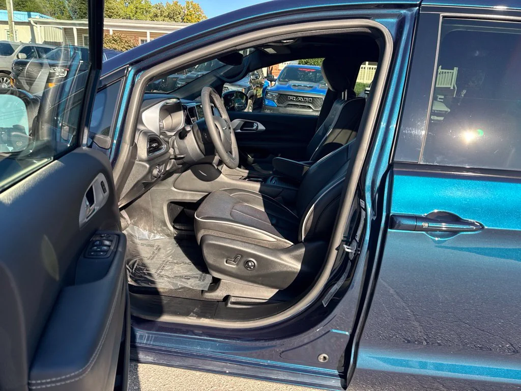 Used 2025 Blue Chrysler Select Premium S Appearance image 10