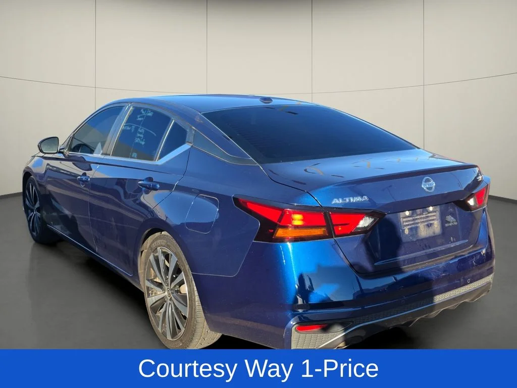 Used 2021 Blue Nissan 2.5 SR image 5