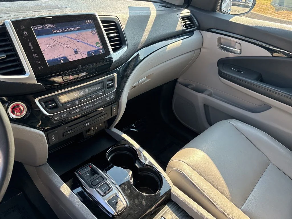 Used 2017  Honda Touring image 19