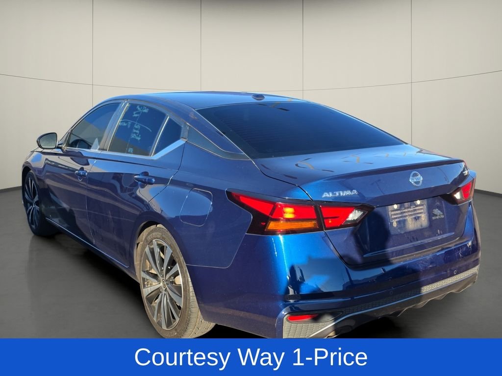Used 2021 Blue Nissan 2.5 SR image 5