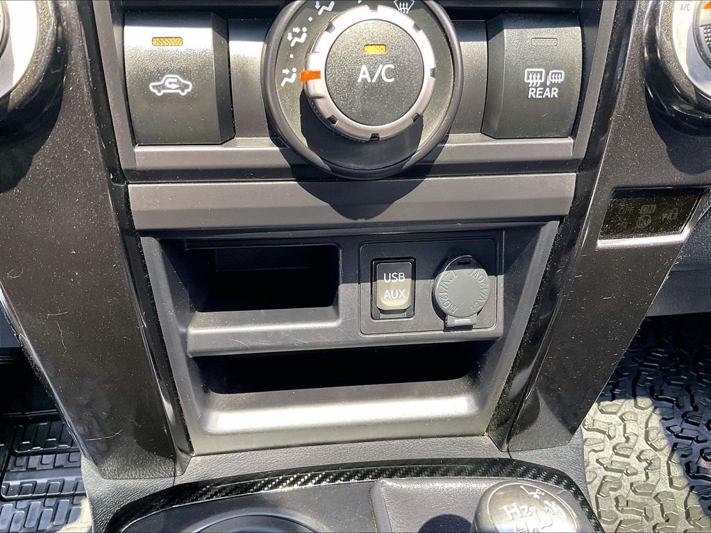 Used 2019 White Toyota SR5 image 12