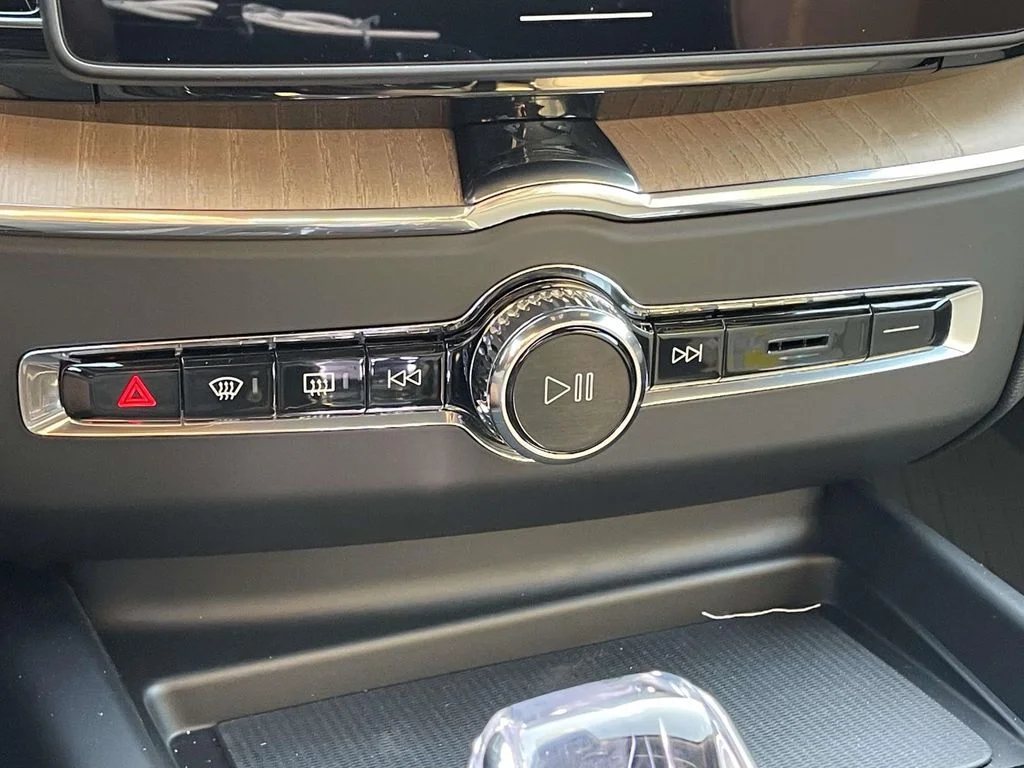 New 2026 Aurora Silver Volvo Plus image 19