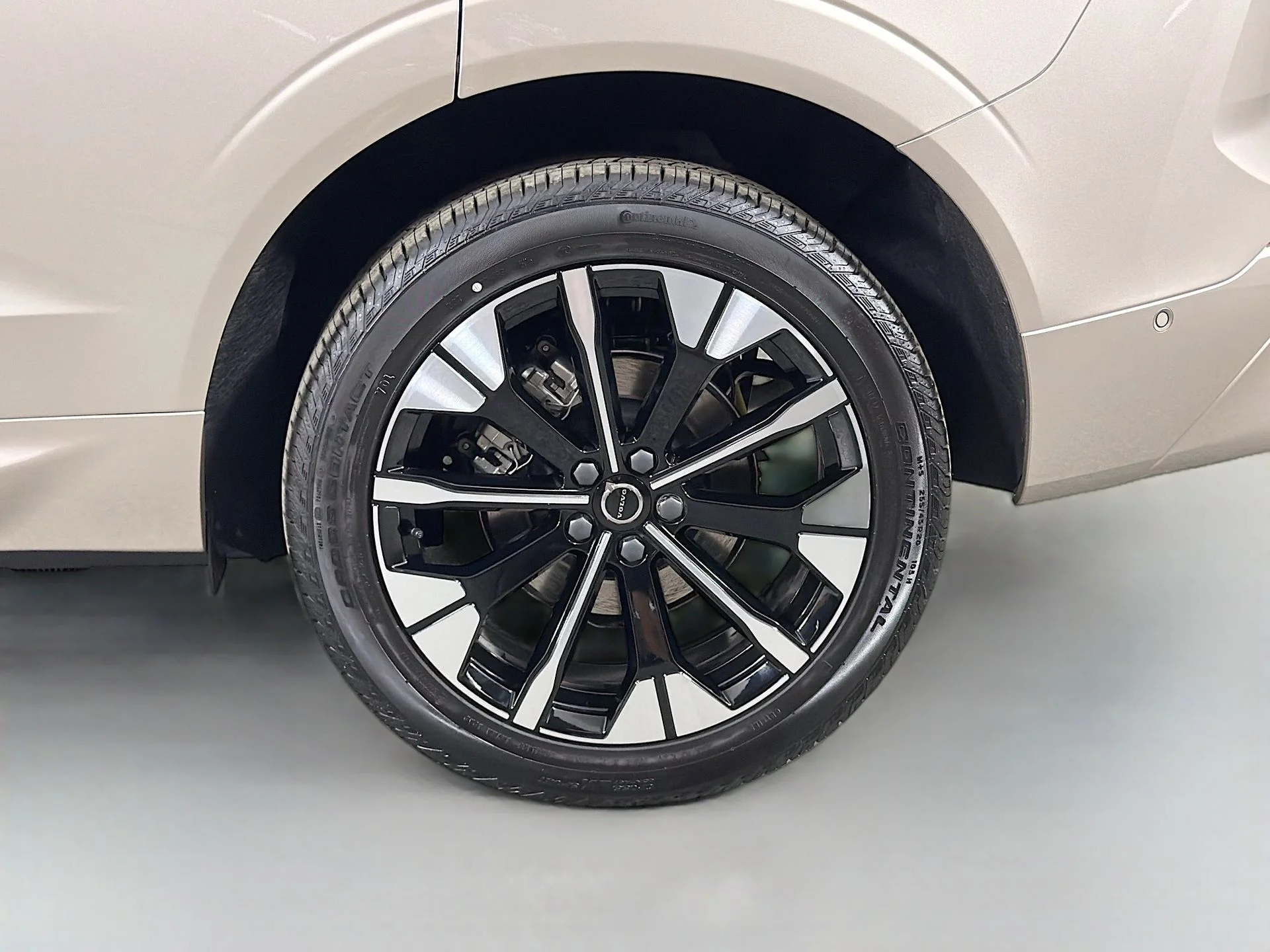 New 2026 Bright Dusk Volvo Plus image 30