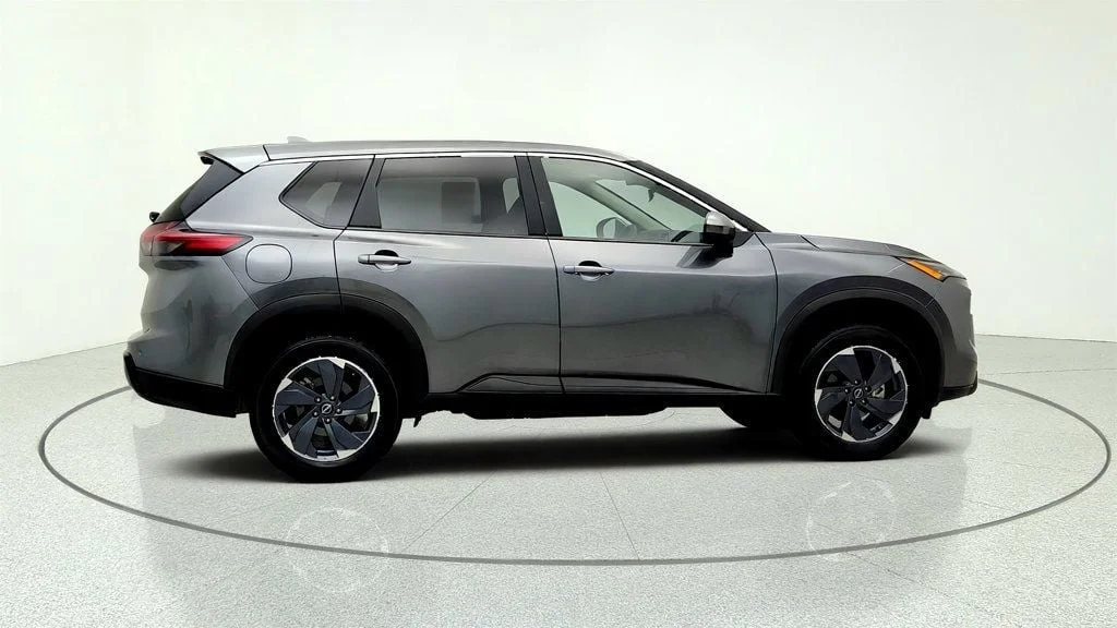 Used 2025 Gun Metallic Nissan FWD SV image 4