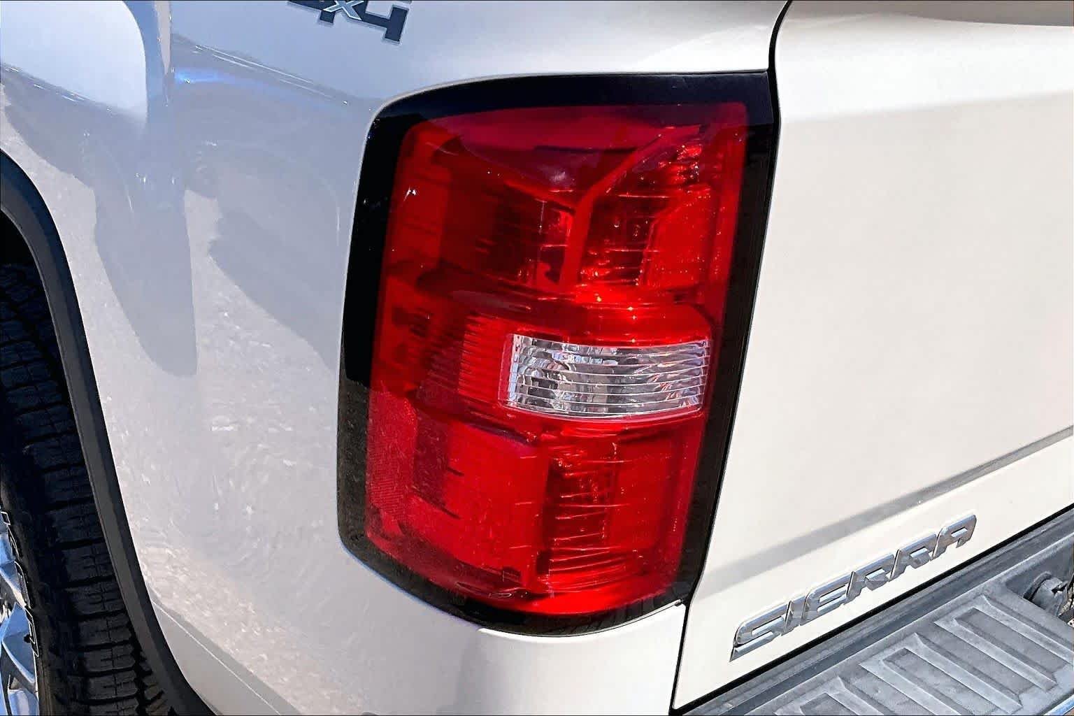 Used 2015 White Diamond Tricoat GMC SLT image 26