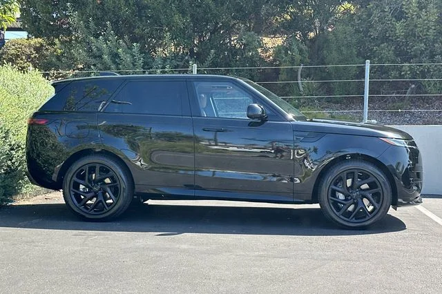 New 2026 Santorini Black Land Rover Dynamic SE image 6