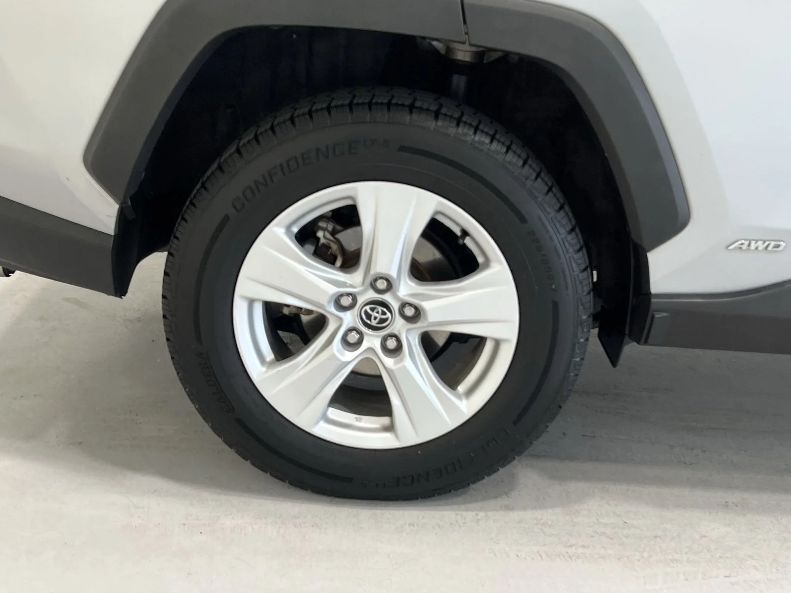 Used 2020 Silver Toyota XLE image 10