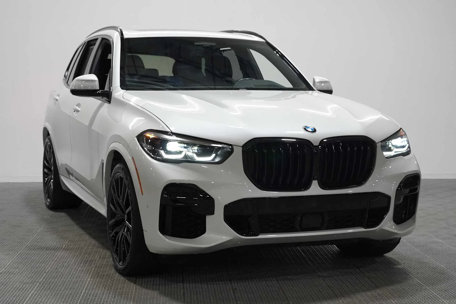 Certified Used 2022 Mineral White Metallic BMW xDrive40i image 3