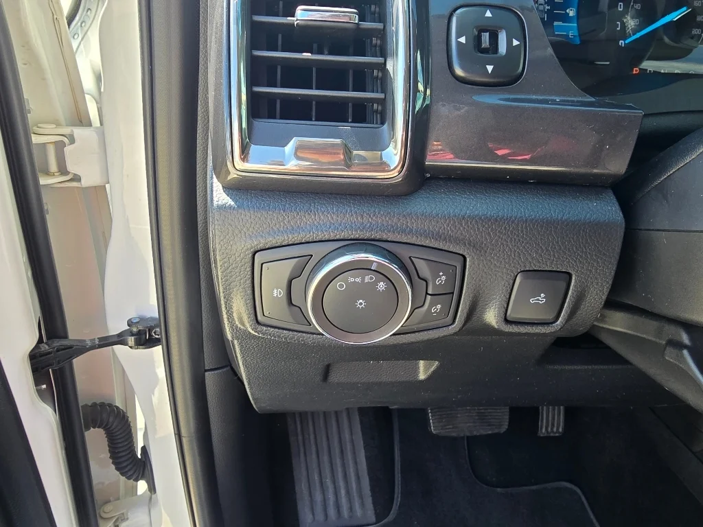 Used 2019 White Platinum Tri-Coat Ford LARIAT image 20