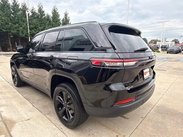 Used 2023 Black Jeep Altitude X image 8